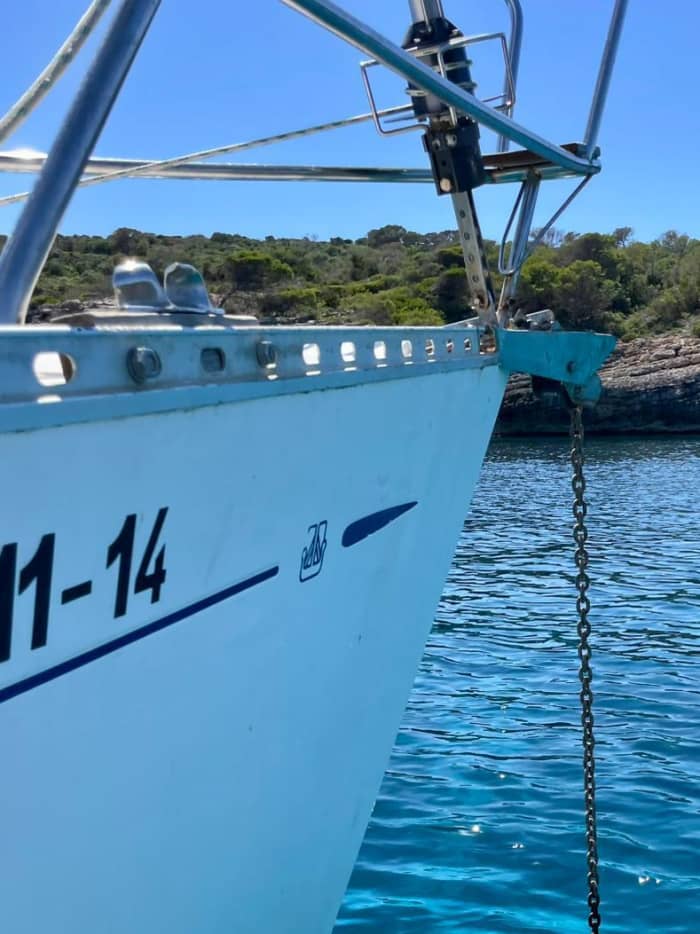 Een zeiltocht van een halve dag naar de helderste wateren van Menorca.