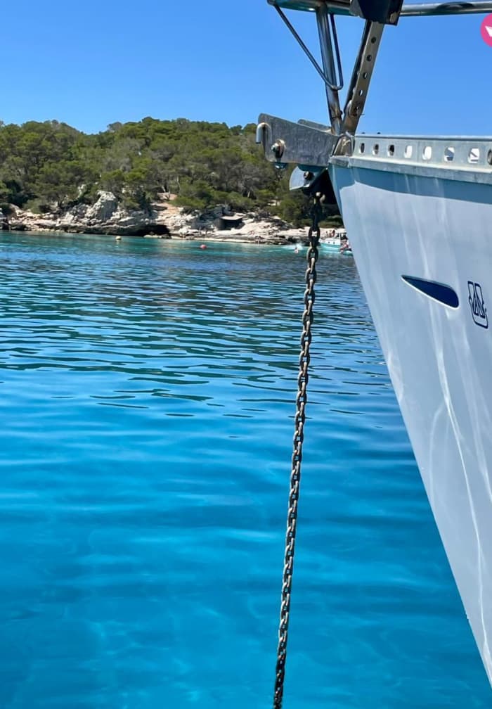 Een zeiltocht van een halve dag naar de helderste wateren van Menorca.