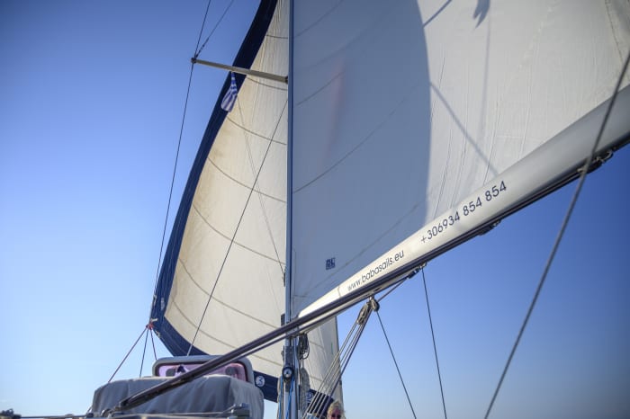 Entdecken Sie die kristallklaren Gewässer Chalkidikis mit dem Segelboot