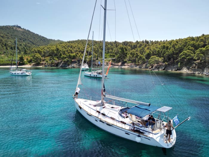 Entdecken Sie die kristallklaren Gewässer Chalkidikis mit dem Segelboot