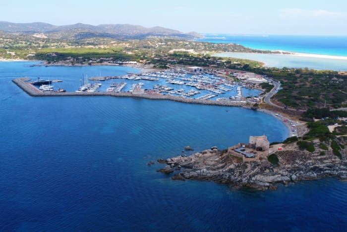 Experiencia en Mini Yate: Descubre Punta Molentis y las playas e islas más bonitas de Villasimius.