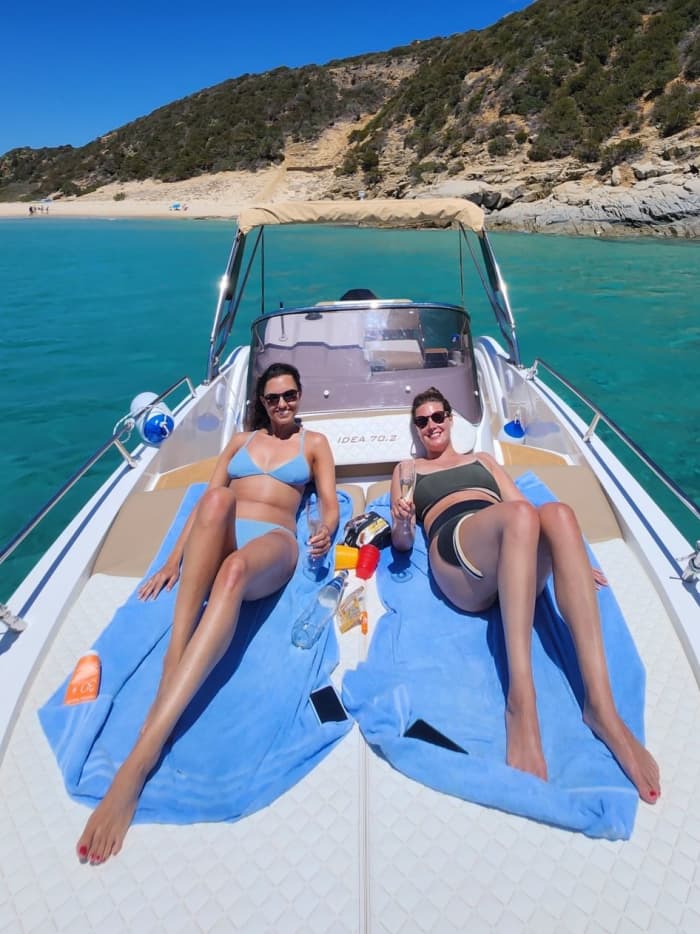 Experiencia en Mini Yate: Descubre Punta Molentis y las playas e islas más bonitas de Villasimius.