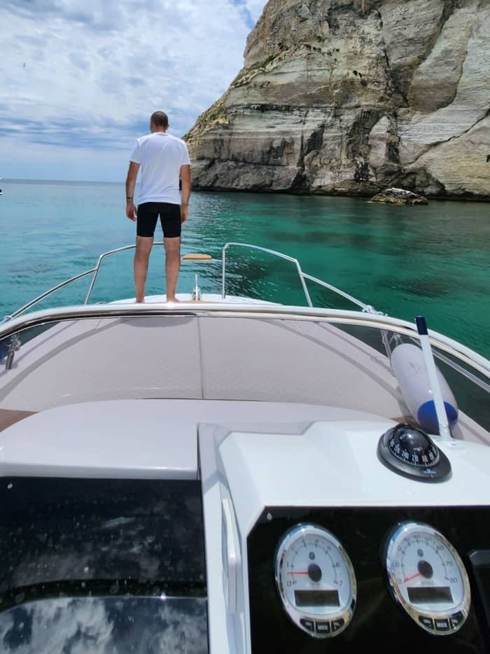 Experiencia en Mini Yate: Descubre Punta Molentis y las playas e islas más bonitas de Villasimius.