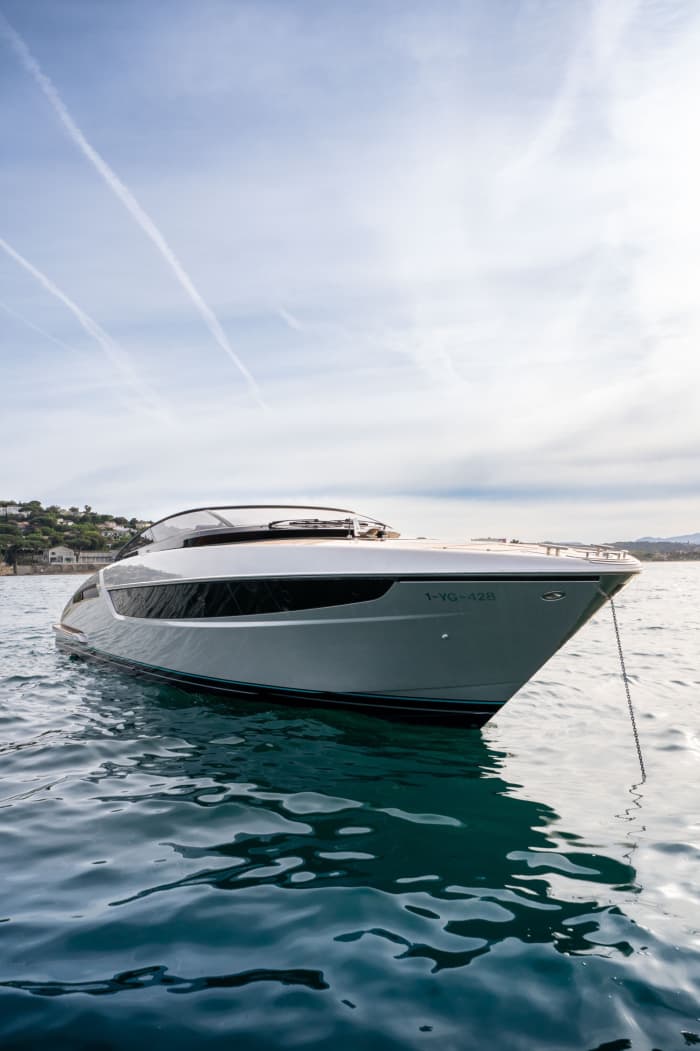 Découvrez Port Grimaud comme jamais auparavant à bord d'un bateau à moteur