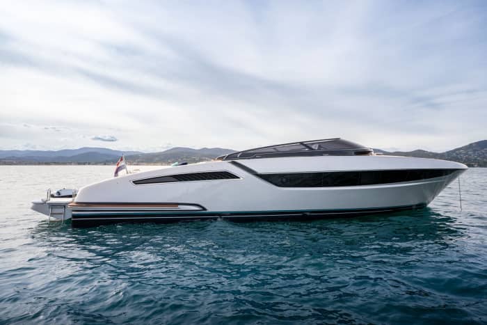 Découvrez Port Grimaud comme jamais auparavant à bord d'un bateau à moteur