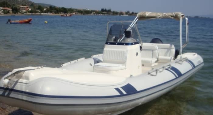 Relax on a motorboat in Kissamos Port for 2h