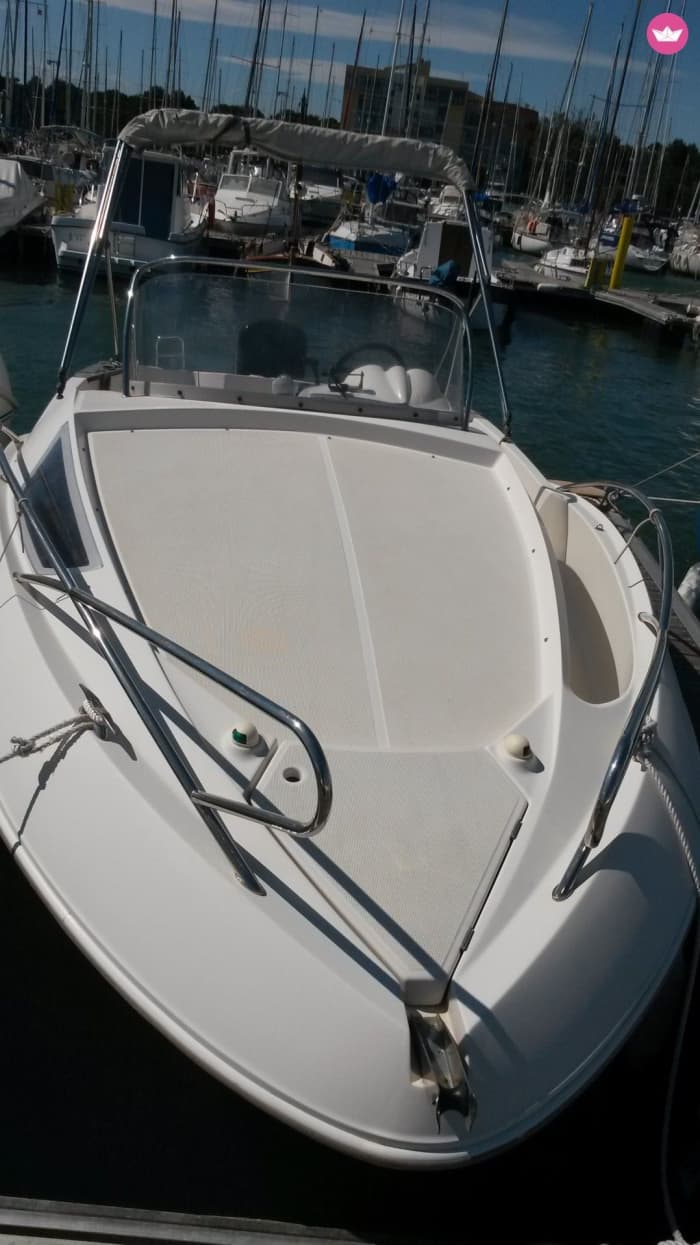 Tu día en Saint-Cyprien: Alquila una lancha motora para un día completo de descubrimiento.