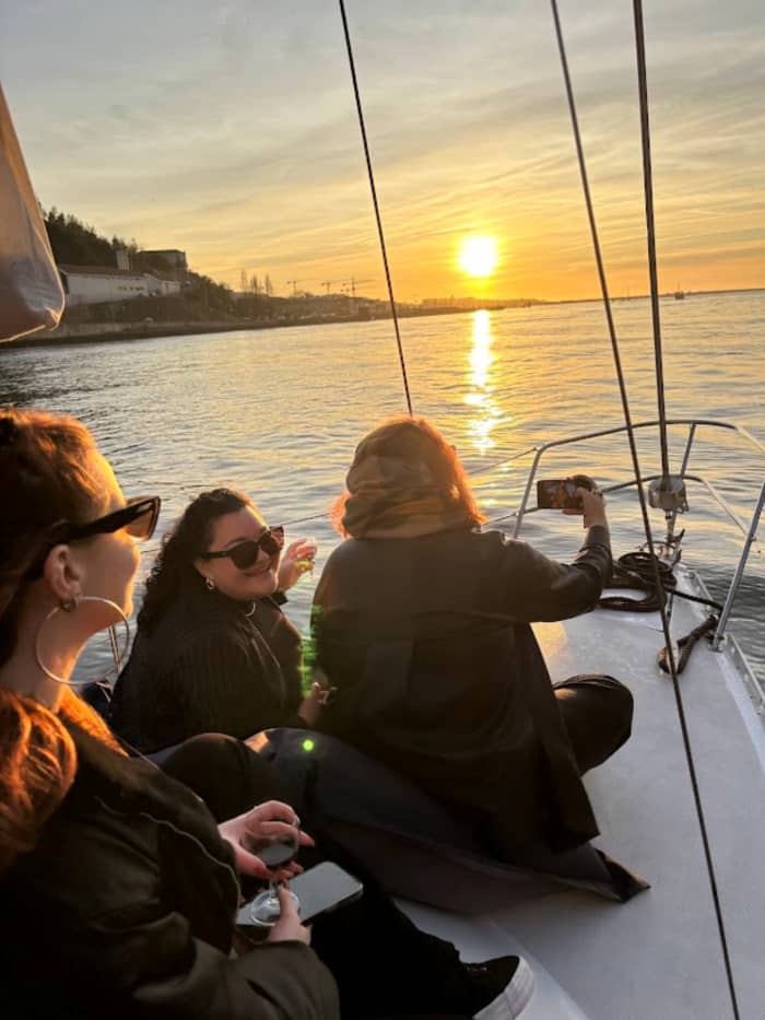 Geniet van een 2 uur durende rondvaart door de prachtige stad Porto op een zeilboot.
