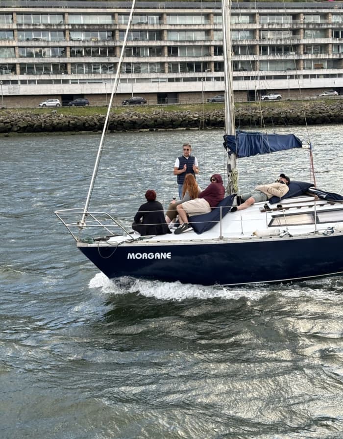 Genießen Sie eine 2-stündige Tour durch die wunderschöne Stadt Porto an Bord eines Segelboots.