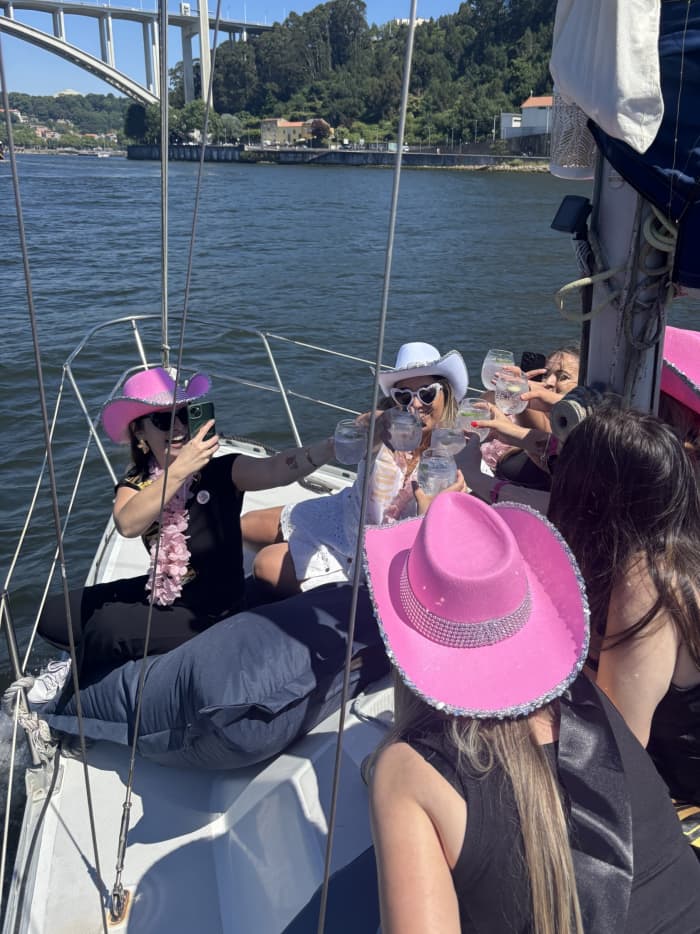 Genießen Sie eine 2-stündige Tour durch die wunderschöne Stadt Porto an Bord eines Segelboots.