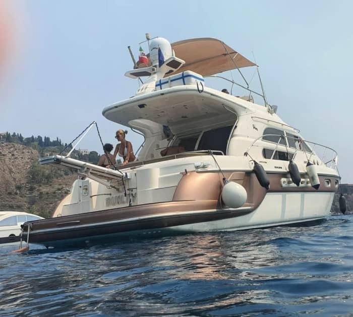 Genießen Sie 9 Stunden auf einem Motorboot in Riposto.