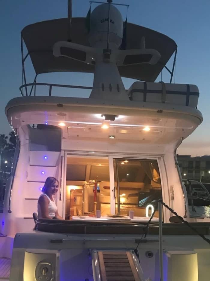 Genießen Sie 9 Stunden auf einem Motorboot in Riposto.