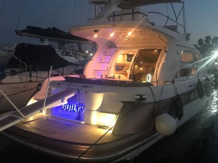Genießen Sie 9 Stunden auf einem Motorboot in Riposto.