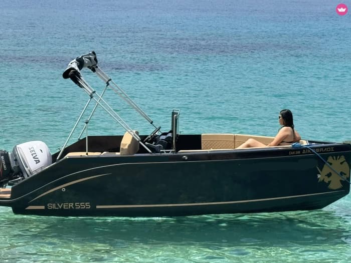 La tua barca a motore privata per una giornata nei dintorni di Agios Nikolaos