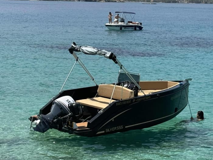 La tua barca a motore privata per una giornata nei dintorni di Agios Nikolaos