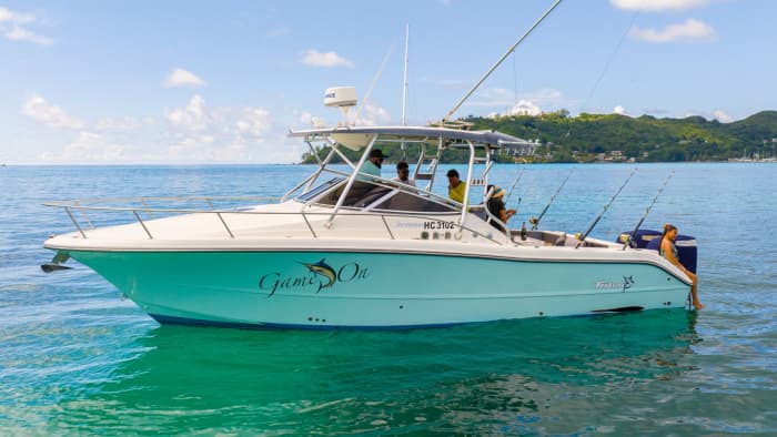 Private boat trip around Praslin on a motorboat