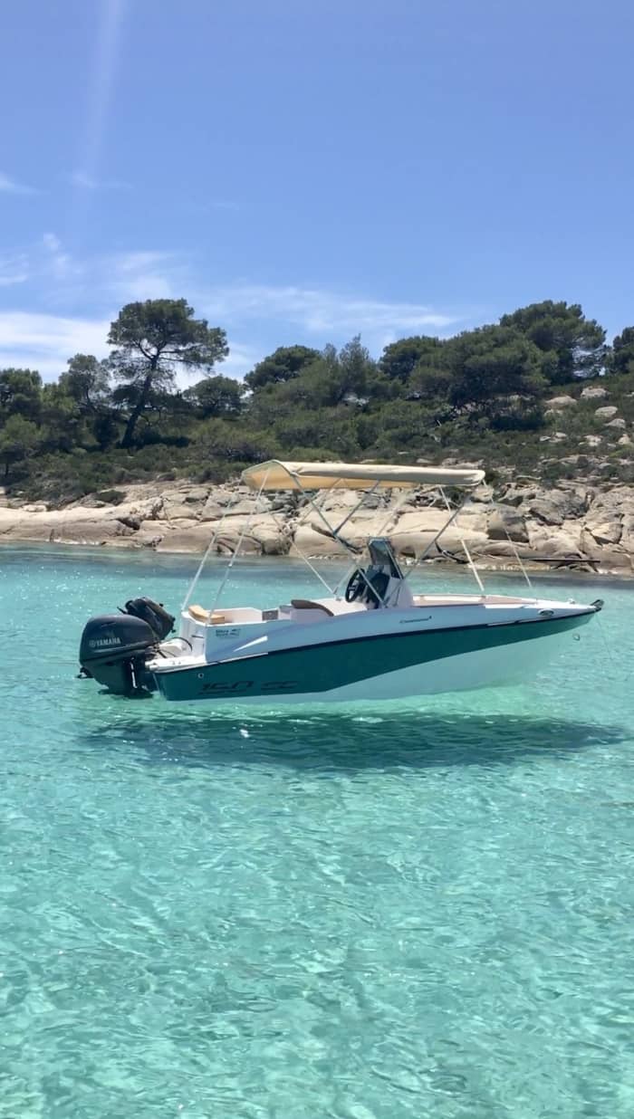 Genießen Sie 9 Stunden auf einem Motorboot in Vourvourou.