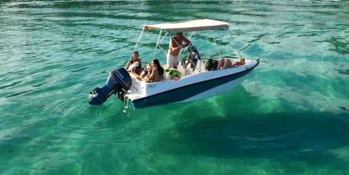 Genießen Sie 9 Stunden auf einem Motorboot in Vourvourou.