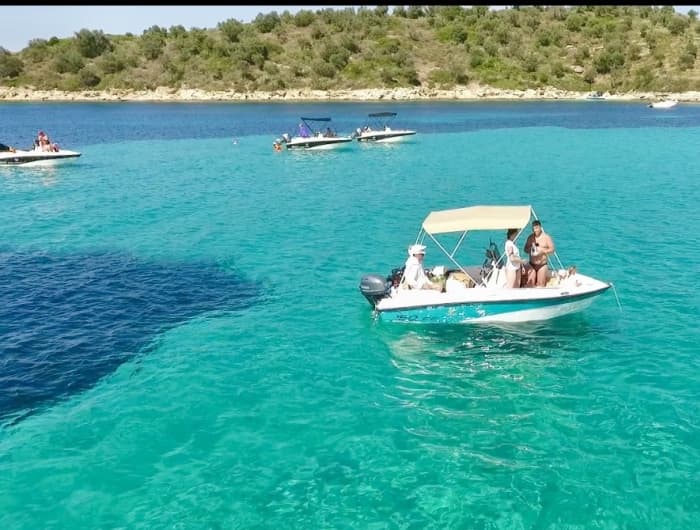 Genießen Sie 9 Stunden auf einem Motorboot in Vourvourou.