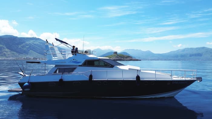 Breng uw dag door in Castellammare del Golfo en huur een motorboot voor 7 uur om de Zingaro te ontdekken.