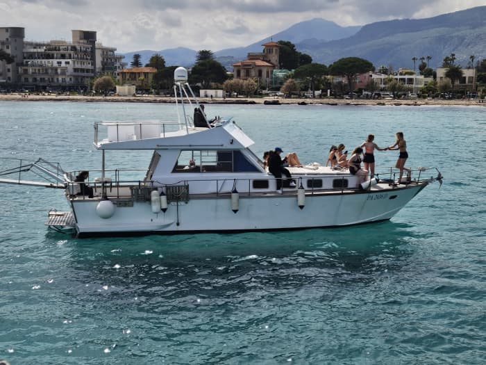Breng uw dag door in Castellammare del Golfo en huur een motorboot voor 7 uur om de Zingaro te ontdekken.