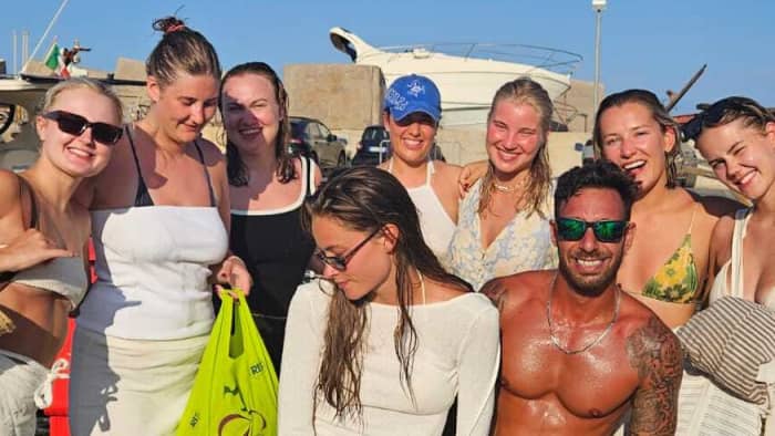 Breng uw dag door in Castellammare del Golfo en huur een motorboot voor 7 uur om de Zingaro te ontdekken.