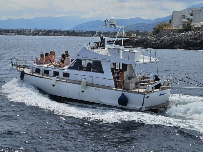 Breng uw dag door in Castellammare del Golfo en huur een motorboot voor 7 uur om de Zingaro te ontdekken.