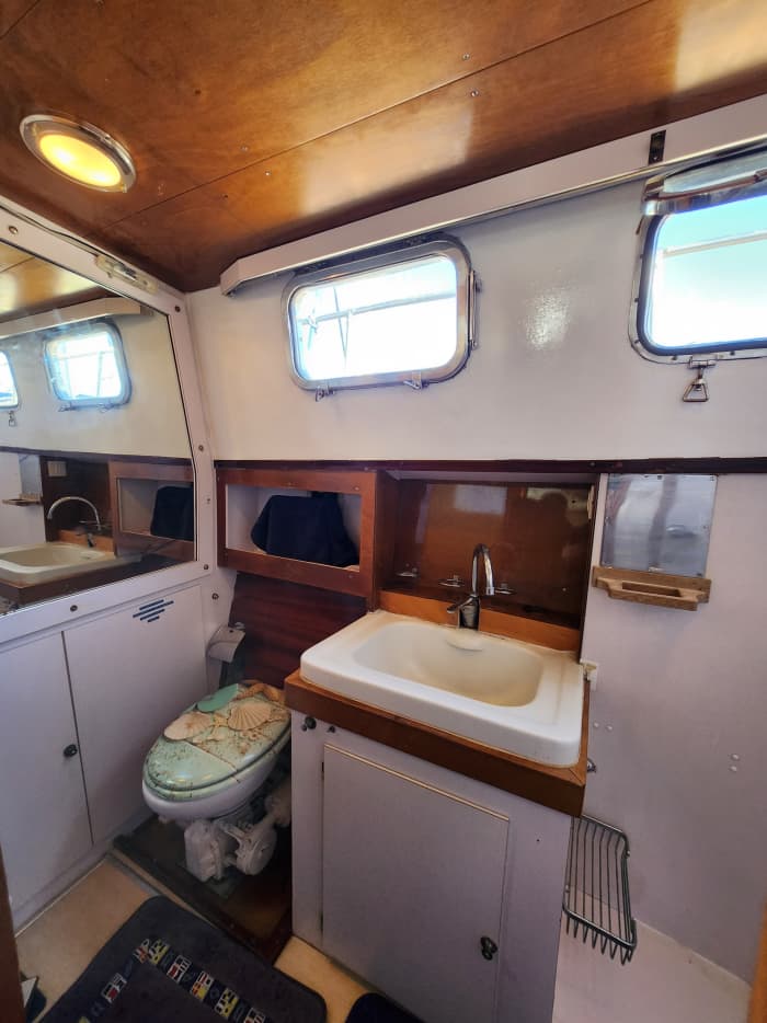 Breng uw dag door in Castellammare del Golfo en huur een motorboot voor 7 uur om de Zingaro te ontdekken.