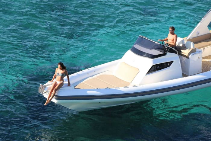 Your day in Antibes: Rent a motorboat for a full day of discovery