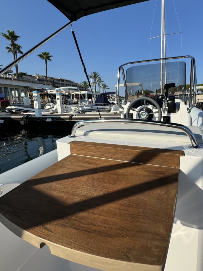 En dag runt Golfe Juan: Njut av 9 timmars upptäcktsfärder på en motorbåt