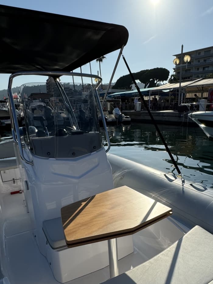 En dag runt Golfe Juan: Njut av 9 timmars upptäcktsfärder på en motorbåt