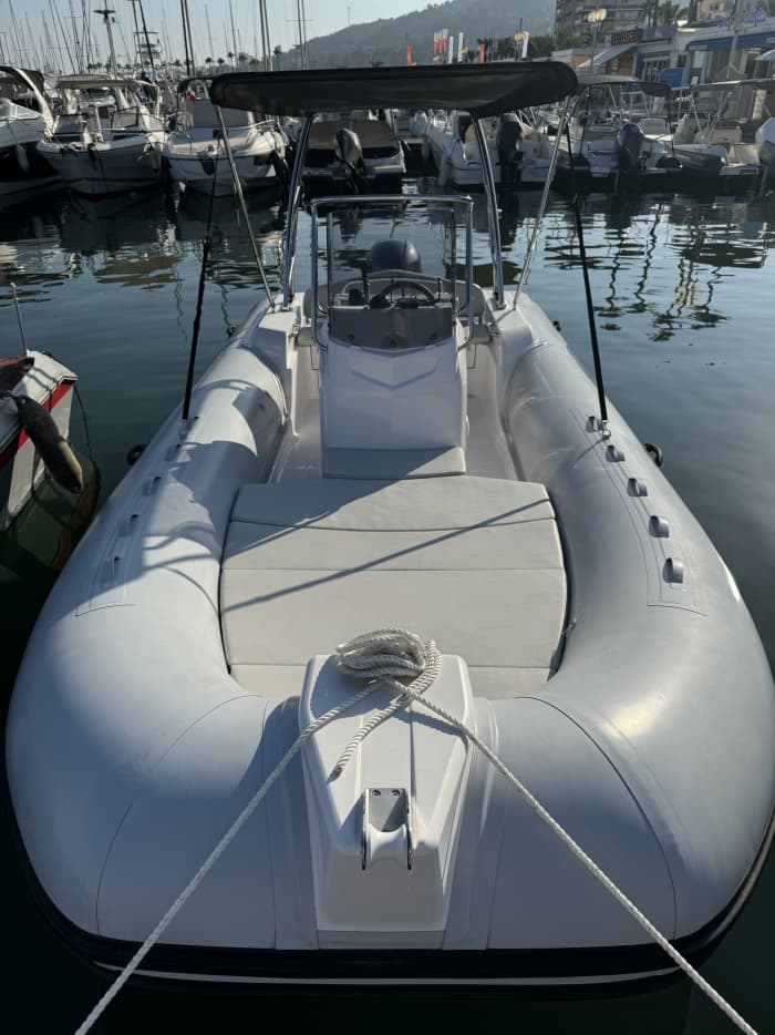 En dag runt Golfe Juan: Njut av 9 timmars upptäcktsfärder på en motorbåt