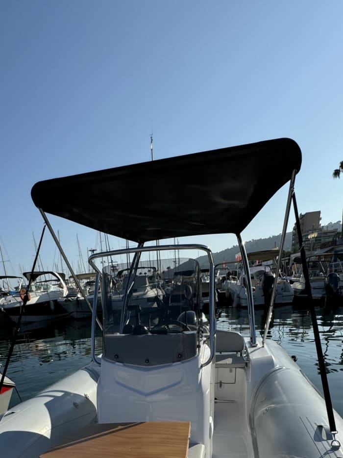 En dag runt Golfe Juan: Njut av 9 timmars upptäcktsfärder på en motorbåt
