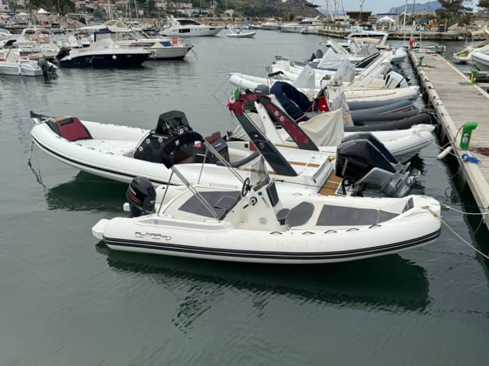 Erleben Sie einen unvergesslichen Tag mit unserem MaxiRib 5.85 Almarine, ausgestattet mit allem, was Sie für einen perfekten Tag auf dem Boot benötigen!