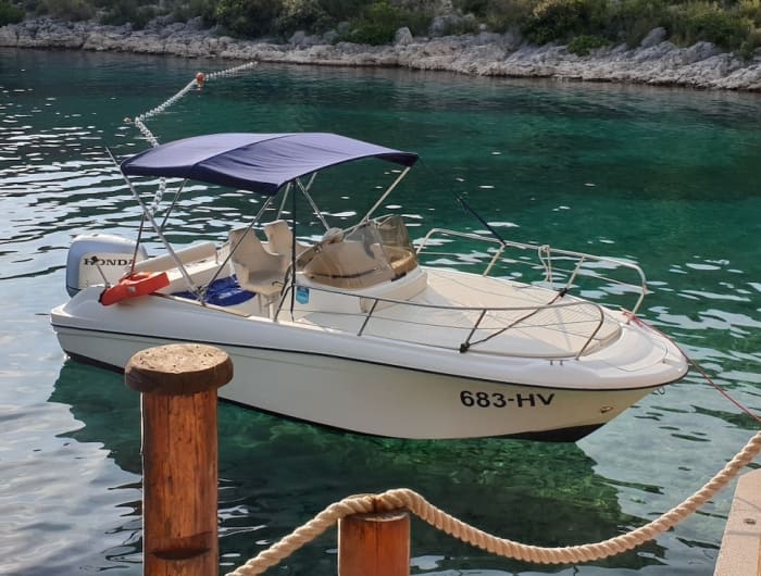 Hoogtepunten van Hvar: Privéboottocht naar de Pakleni-eilanden en de Rode Rotsen