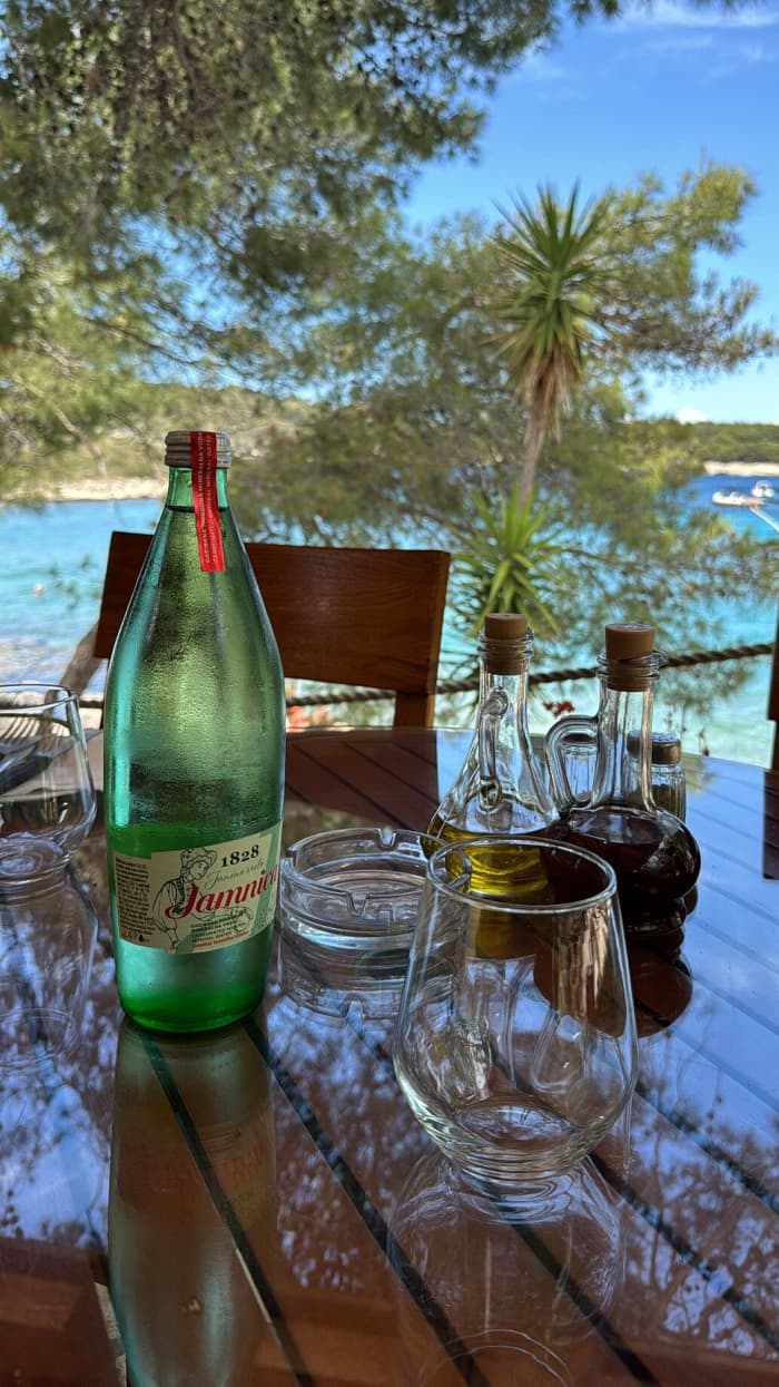 Hoogtepunten van Hvar: Privéboottocht naar de Pakleni-eilanden en de Rode Rotsen