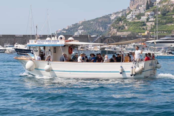 Scopri Salerno con un'escursione di un'intera giornata in motoscafo.