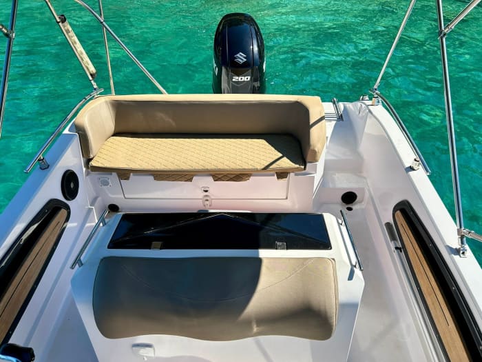 Verken de verborgen baaien van Baška Voda op een motorboot