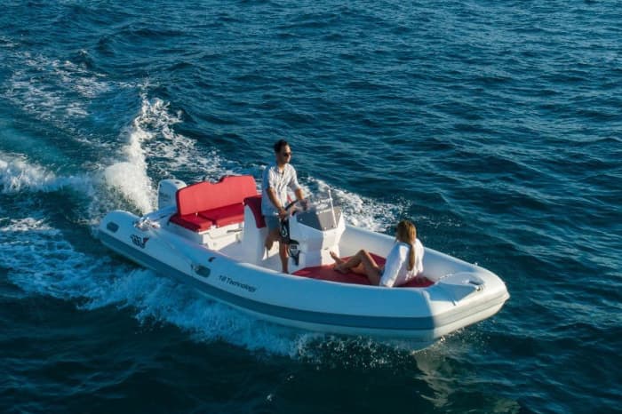 Enjoy 9h on a motorboat in Forio
