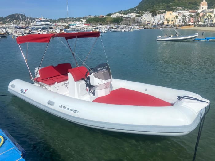 Enjoy 9h on a motorboat in Forio