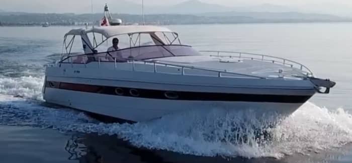 Enjoy the sun on a 8h boat trip in Roses
