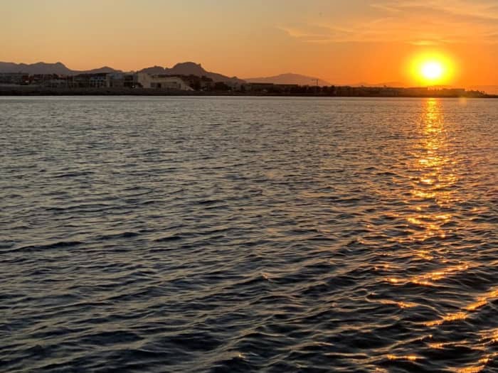 Découvrez les rivages de Garrucha : une excursion d'une journée complète à bord d'un bateau à moteur