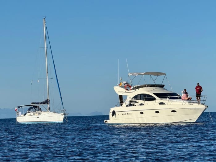 Découvrez les rivages de Garrucha : une excursion d'une journée complète à bord d'un bateau à moteur