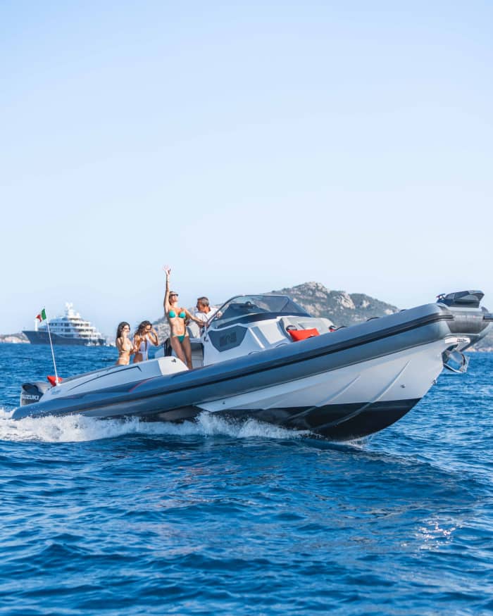3h30 to explore Poltu Quatu on a motorboat