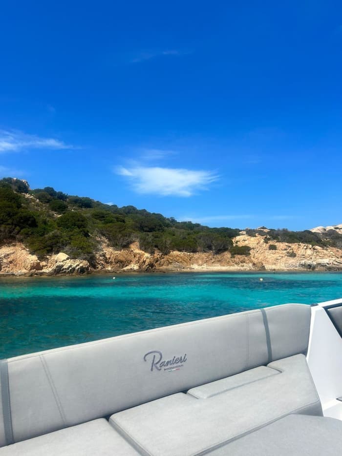 3h30 to explore Poltu Quatu on a motorboat