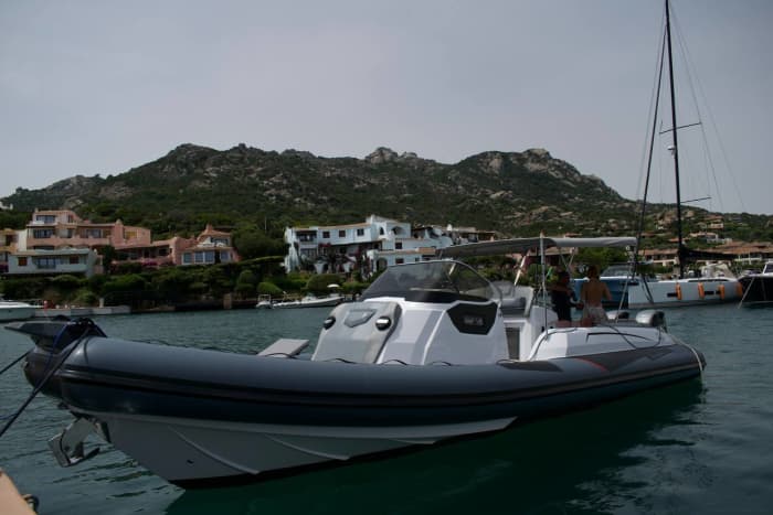 3h30 to explore Poltu Quatu on a motorboat