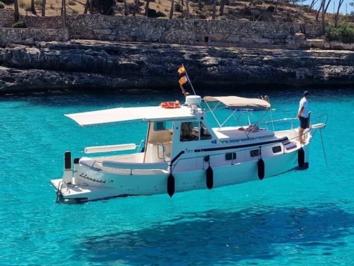 4 Stunden Sonnenschein rund um Cala d'Or auf einem Motorboot.
