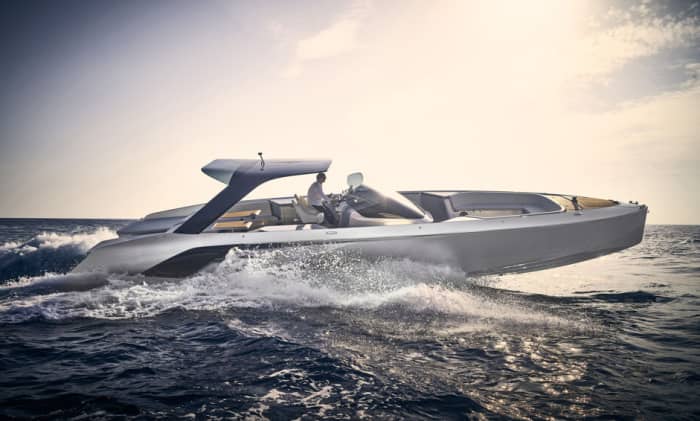 Your day in Peschiera del Garda: Rent a motorboat for a full day of discovery
