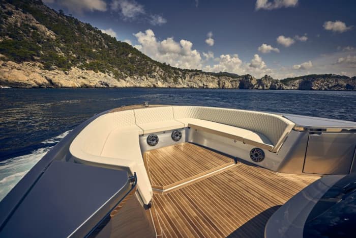 Your day in Peschiera del Garda: Rent a motorboat for a full day of discovery