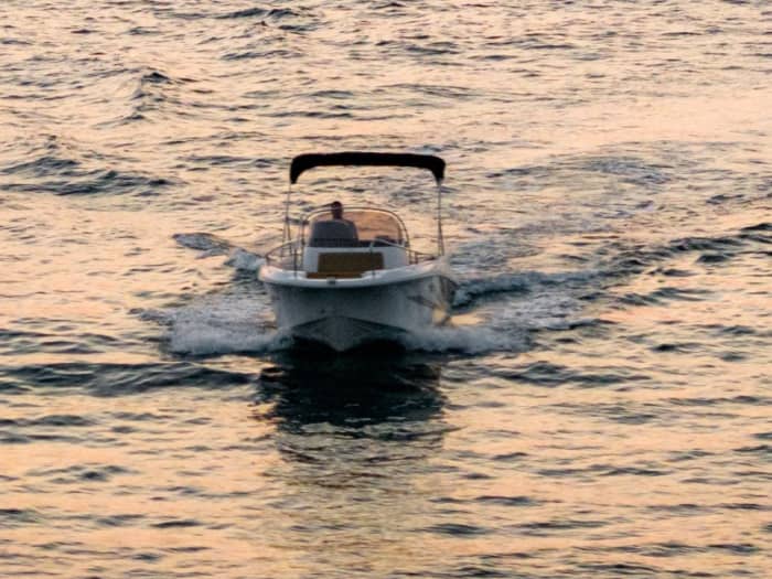 Geniet van elk moment: een volle dag zon rond Herceg Novi op een motorboot.
